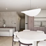 Dizajn interijera stana u Trogiru - elegantni bezvremenski dizajn kuhinje i dnevnog boravka u zemljanim tonovima. Prostor koji opušta i smiruje.