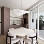 Dizajn interijera stana u Trogiru - elegantni bezvremenski dizajn kuhinje i dnevnog boravka u zemljanim tonovima. Prostor koji opušta i smiruje.