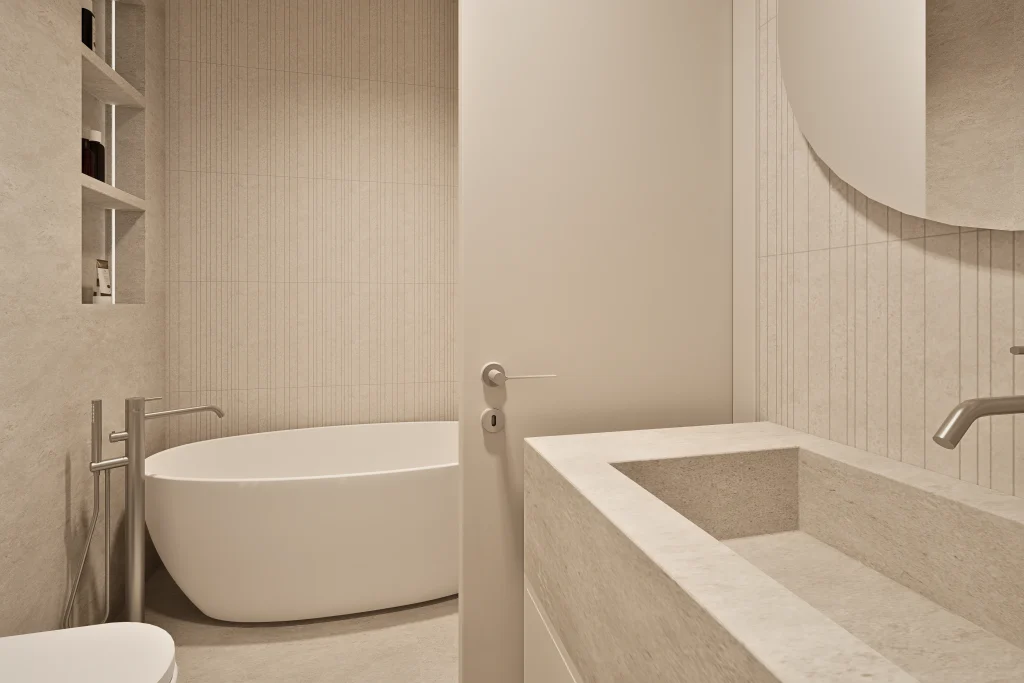 Dizajn i 3D vizualizacija kupaonice u koju se ulazi iz master spavaće sobe, s velikom samostojećom kadom koja je kao stvorena za opuštanje nakon napornog dana.