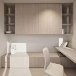 Dizajn i 3D vizualizacija radne sobe. Velika staklena klizna vrata koja vode na terasu omogućuju pregršt svjetlosti, dok sve to prate umirujuće nijanse svjetlog drva i bež lakiranog medijapana.