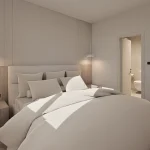 Master spavaća soba s garderobom i vlastitom kupaonicom -prostor kojeg se ne bi posramio niti luksuzni hotel. Ovaj spavaći dio pametnim je planiranjem tlocrta odvojen od ostatka stana i to ne samo kao spavaća soba, već kao cjelina koja spaja odmor, opuštanje i pohranu. Uz prostrani krevet i ormar u glavnom dijelu, prostor skriva i walk-in garderobu te vlastitu kupaonicu sa samostojećom kadom, u kojoj si možete priuštiti mirne trenutke nakon napornog dana.