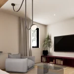 Pogled na veliku chunky fotelju koja je uz dominantsnu zagasito crvenu boju glavni komad prostora