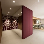 Ulazni prostor prizemice s ugradbenim ormarima sa strane hodnika koji su povezani s kuhinjom u open spaceu